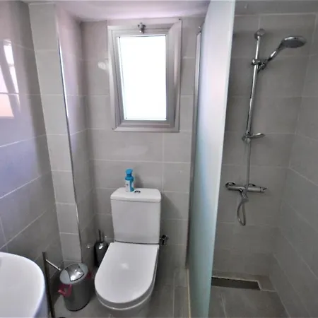 Gorgeous 3 Bedroom Next To Park *