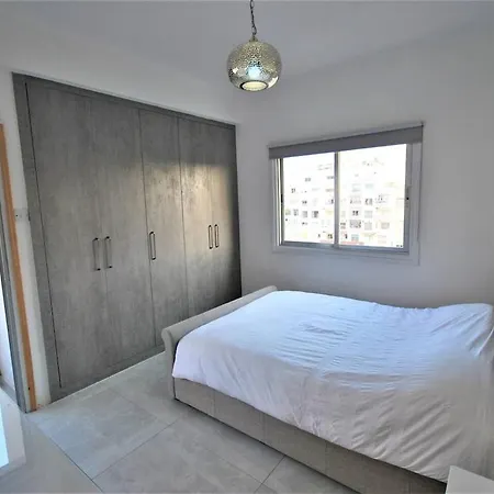 Gorgeous 3 Bedroom Next To Park شقة